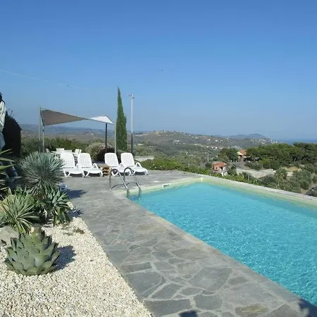 Sleeps 6 Pool Wifi Nyaraló